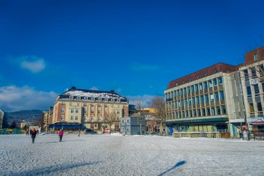Trondheim, Norveç - 06 Nisan 2018: Trondheim Olav Tryggvason, Trondheim kurucusu heykeli ile'deki merkezi kare Torvet