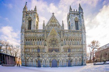 Trondheim, Norveç - 06 Nisan 2018: Nidaros eski Gotik katedral açık görünümden şehir merkezi kare, Nidarosdomen