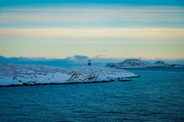 Linda paisagem de cenas costeiras ofcoast coberto com neve em Hurtigruten durante a viagem em um bom tempo — Fotografia de Stock