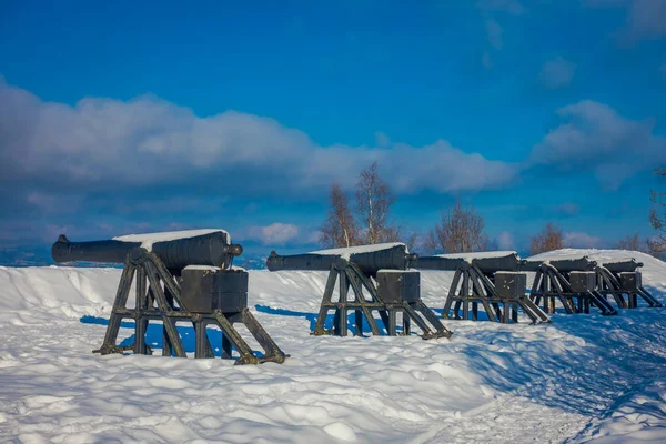 Zewnętrzny widok Kristiansten Twierdza donjon i armat w Trondheim, Norwegia — Zdjęcie stockowe