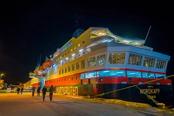 オーレスン、ノルウェー - 2018 年 4 月 4 日: Hurtigruten 内航船香港ハラルドの屋外観は毎日旅客および貨物配送サービス Norways ベルゲンとキルケネスの海岸沿い — ストック写真