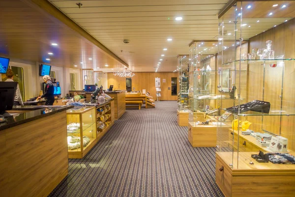 Alesund, norwegen - 04. april 2018: indoor view von menschen, die in einem kleinen lebensmittel- und joweley store in einem kong harald cruise arbeiten — Stockfoto