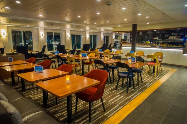 ALESUND, NORUEGA - Abril 04, 2018: Vista interior de mesas de jantar com cadeiras confortáveis com velas dentro da viagem Hurtigruten em cruzeiro — Fotografia de Stock
