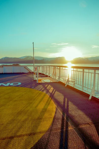 ALESUND, NORUEGA - 04 de abril de 2018: Vista ao ar livre da viagem Hurtigruten em cruzeiro ao longo da costa norueguesa durante um sol intenso — Fotografia de Stock