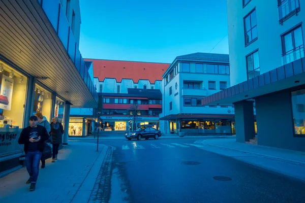 MOLDE, NORUEGA - 04 DE ABRIL DE 2018: Vista al aire libre de personas no identificadas caminando por las calles de Molde, Noruega. Estilo escandinavo de la arquitectura —  Fotos de Stock