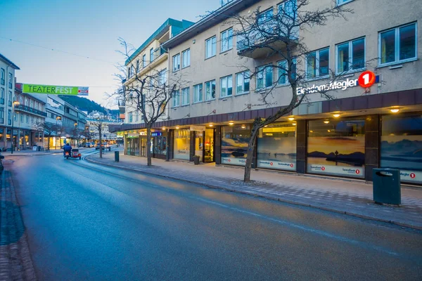モルデ、ノルウェー - 2018 年 4 月 4 日: 建物およびノルウェーのモルデの典型的な通りの豪華な眺め。アーキテクチャの北欧スタイル — ストック写真