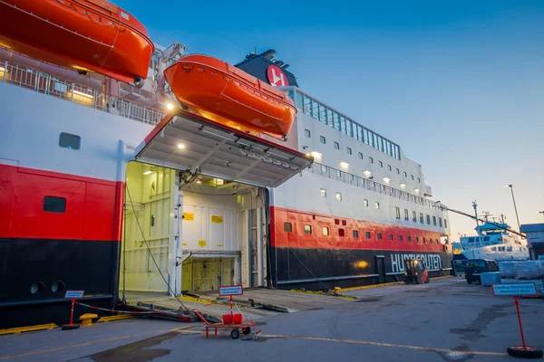 容器のオーレスン, ノルウェー - 2018 年 4 月 6 日: ビュー香港ハラルドのドアと荷物の中に開かれた、毎日旅客および貨物輸送のノルウェー ベルゲンとキルケネスの間に沿ってサービス — ストック写真