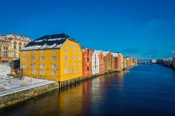 Trondheim, Norvégia - 2018. április 04.: Gyönyörű kilátással a híres színes faházak hídról, Trondheim City, Norvégia — Stock Fotó