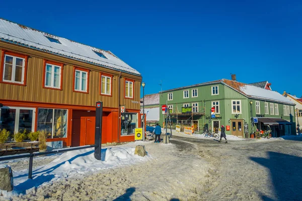 TRONDHEIM, NORVEGIA - 04 APRILE 2018: Gli edifici tradizionali scandinavi in legno sorgono lungo la vecchia strada di Trondheim, Norvegia — Foto Stock