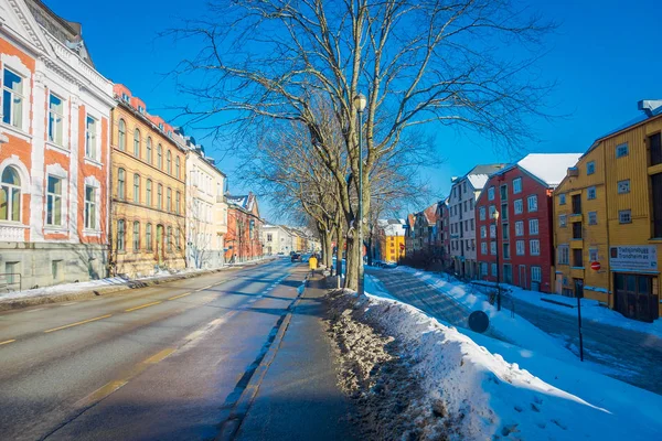TRONDHEIM, NORUEGA - 04 DE ABRIL DE 2018: Vista al aire libre de las colinas secas con edificios coloridos en las calles de Trondheim, Noruega. Estilo escandinavo de la arquitectura — Foto de Stock