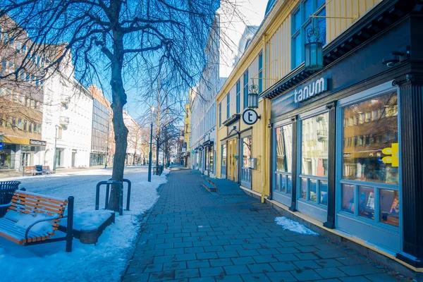 Trondheim, Norvégia - 2018. április 04.: Szabadtéri kilátással az üres utcán Trondheim mentén hagyományos skandináv épületek állvánnyal — Stock Fotó
