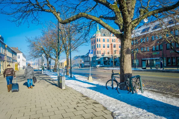 TRONDHEIM, NORVÈGE - 04 AVRIL 2018 : Vue extérieure de personnes non identifiées marchant dans les rues avec des bâtiments scandinaves traditionnels à Trondheim — Photo