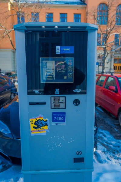 TRONDHEIM, NORUEGA - ABRIL 09, 2018: Vista ao ar livre da máquina de pagamento de bilhetes para estacionar um veículo na rua — Fotografia de Stock