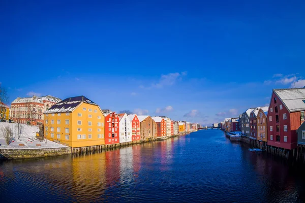Trondheim, Norvégia - 2018. április 04.: Gyönyörű kilátással a híres színes faházak hídról, Trondheim City, Norvégia — Stock Fotó