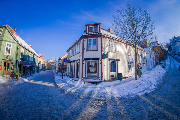 Trondheim, Norsko - 04 dubna 2018: Tradiční skandinávské dřevěné žijící stojan domy podél staré ulici v Trondheimu — Stock fotografie