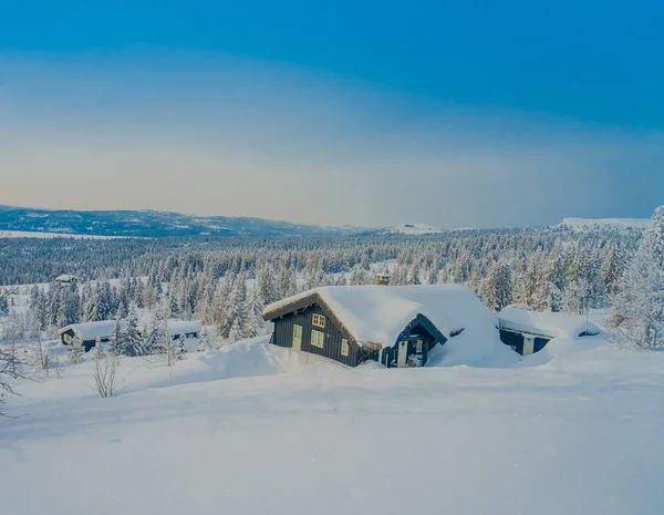 Fenti kilátás nyílik gyönyörű táj fából készült épületek fenyőfákkal borított a hó és a jég az erdő télen — Stock Fotó