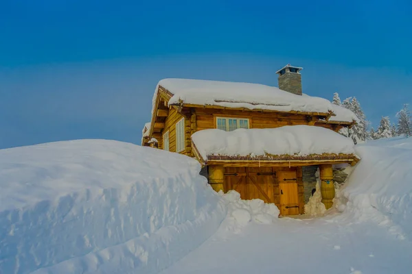 Bagnsasen, Норвегія - 02 квітня 2018 роки: Відкритий погляд з одиноким дерев'яного будинку покриті сильний снігопад — стокове фото