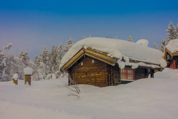 Bagnsasen, Noruega - 02 de abril de 2018: Vista al aire libre con casa de madera solitaria cubierta de nieve pesada — Foto de Stock