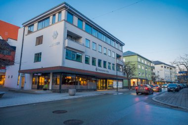 Molde, Norveç - 04 Nisan 2018: Açık bakış binalar sokaklarda Molde, Norveç'in. İskandinav tarzı mimarisinin