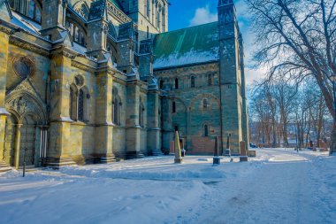 Trondheim, Norveç - 04 Nisan 2018: Nidaros Cathedral Nidarosdomen kış istasyonunda Trondheim sokakta karda ile