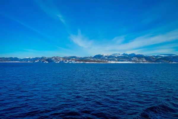 Güzel açık manzaralı sahil sahne Hurtigruten Gemi gezisi sebebiyle görülen kıyı bulunan küçük bir kasaba, ahşap evler — Stok fotoğraf