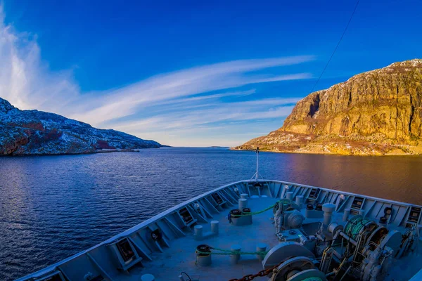 Außenansicht des Hurtigruten-Schiffes Kreuzfahrt, Vorderseite — Stockfoto