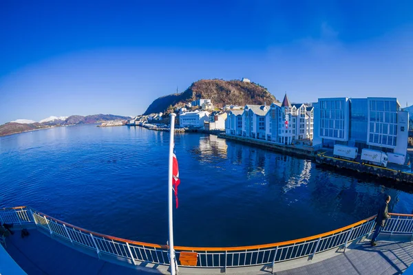 АЛЕКСЕЙ, НОРВЕГИЯ - 6 АПРЕЛЯ 2018 года: Откройте вид на портовый город Алесунн на западном побережье Норвегии, у входа в порт Ранжерс в великолепном голубом небе. — стоковое фото