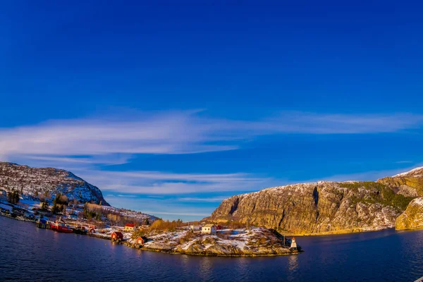 Názory zimní venkovní dřevěné domy dlouhé pobřeží od Hurtigruten voyage, severní Norsko — Stock fotografie