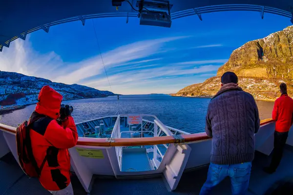 ALESUND, NORVEGIA - 09 APRILE 2018: Vista esterna di persone non identificate che scattano foto sul lato anteriore della nave da crociera a Hurtigruten — Foto Stock