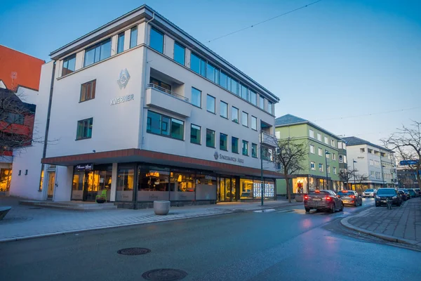 モルデ、ノルウェー - 2018 年 4 月 4 日: ノルウェーのモルデの路上で建物の屋外表示。アーキテクチャの北欧スタイル — ストック写真