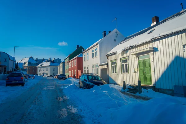 TRONDHEIM, NORUEGA - 04 DE ABRIL DE 2018: Vista al aire libre de las tradicionales casas de madera escandinava a lo largo de la antigua calle en Trondheim, Noruega — Foto de Stock