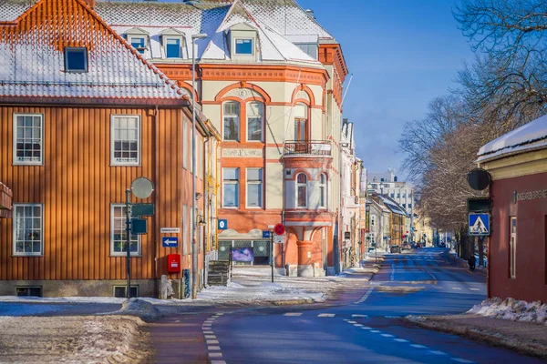 TRONDHEIM, NORUEGA - 04 DE ABRIL DE 2018: Coloridos edificios en las calles de Trondheim, Noruega. Estilo escandinavo de la arquitectura — Foto de Stock