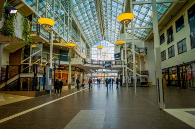 Bodo, Norveç - 09 Nisan 2018: Kimliği belirsiz kişi Bodo City, Norveç bir alışveriş merkezi alışveriş merkezi içinde yürüyüş kapalı görünüm