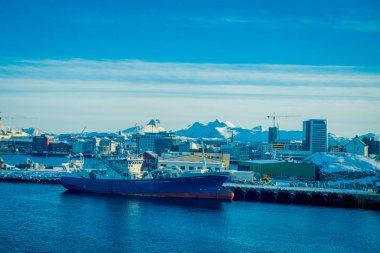 Bodo, Norveç - 09 Nisan 2018: Karlı dağlar Bodo şehir dışarı bakmak büyük binaların güzel manzaralı