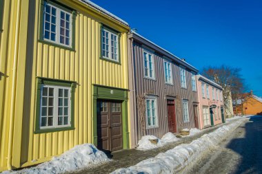 Trondheim, Norveç - 04 Nisan 2018: İskandinav ahşap binalar stand Trondheim, Norveç'te eski cadde boyunca açık görünüm