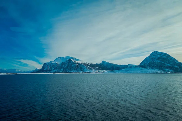 风景秀丽的山部分覆盖了雪, 在挪威的 Hurtigruten 地区 — 图库照片