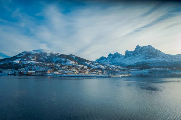 Όμορφη υπαίθρια άποψη παράκτια σκηνή με ξύλινα σπίτια του μια μικρή πόλη που βρίσκεται σε μια ακτή δει κατά τη διάρκεια ένα πλοίο ταξίδι στο Hurtigruten — Φωτογραφία Αρχείου