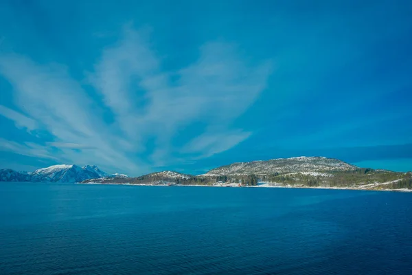 Schöne Außenansicht der Küstenlandschaft mit Holzhäusern während einer Schiffsfahrt in Hurtigruten gesehen — Stockfoto