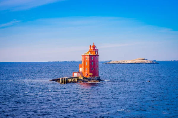 A norvég-tenger, mint egy szikla a piros világítótorony szabadtéri megtekintése — Stock Fotó