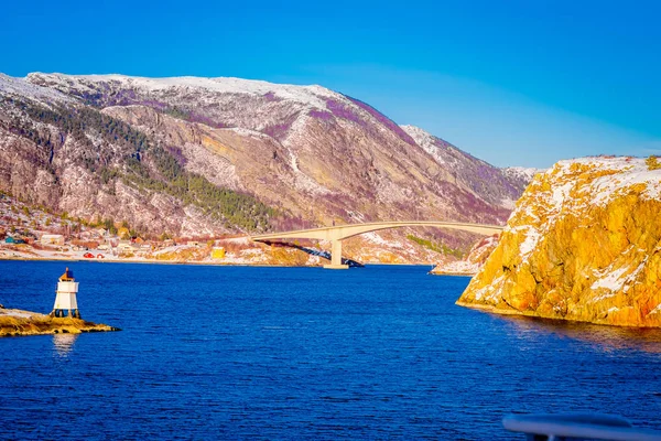 Χειμώνα θέα ξύλινα σπίτια και λιθοβολούνται γέφυρα στην ακτή από Hurtigruten ταξίδι, Βόρεια Νορβηγία — Φωτογραφία Αρχείου