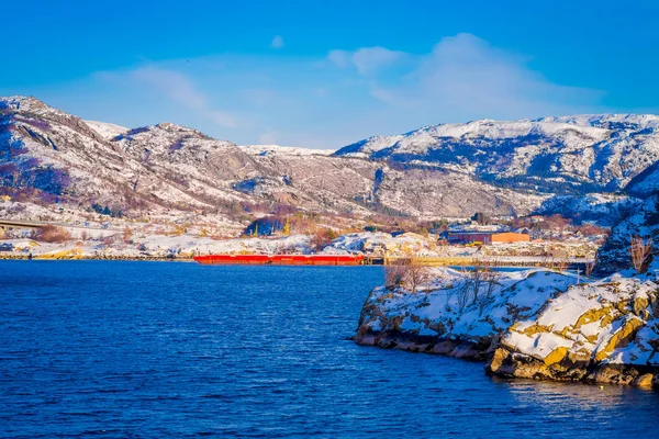 Vue extérieure d'un énorme bateau rouge dans un shrore avec des maisons en bois un long voyage dans la côte de Hurtigruten, Norvège du Nord — Photo