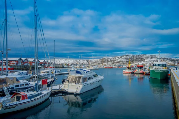 Bodo, Norvegia - 09 aprile 2018: Veduta del porto turistico e di alcune barche di fila situate nel porto di Bodo — Foto Stock