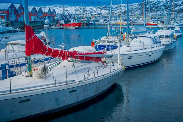 Bodo, Noruega - 09 de abril de 2018: Vista al aire libre del puerto deportivo y algunos barcos en fila ubicados en el puerto de Bodo — Foto de Stock