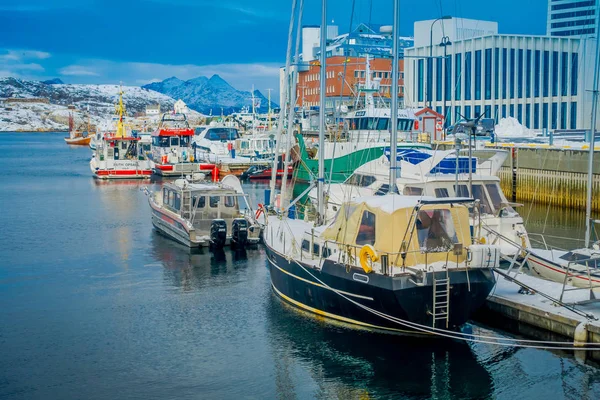 Bodo, norwegen - 09. april 2018: aussenansicht der marina und einiger boote hintereinander im hafen von bodo — Stockfoto
