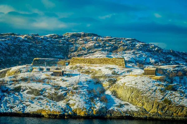 Vista da casa de construção no lado da montanha em Bodo, norte do Círculo Polar — Fotografia de Stock