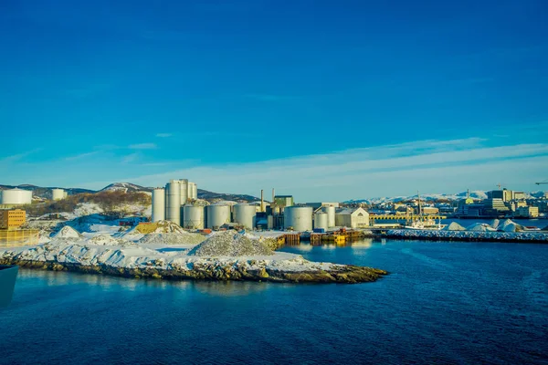 Vista ao ar livre da área portuária industrial, mostrando navios e planta de produção de óleo de arenque durante uma temporada de inverno e céu azul, no porto de Bodo, Noruega — Fotografia de Stock