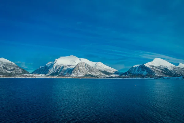 Außenansicht der schroffen Schönheit der schneebedeckten Berge, die Bodo in Norwegen umgeben — Stockfoto