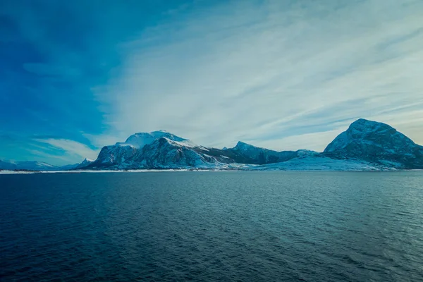 Εξωτερική άποψη της τραχιάς ομορφιάς από τα χιονισμένα βουνά περιβάλλουν Bodo, Νορβηγία — Φωτογραφία Αρχείου