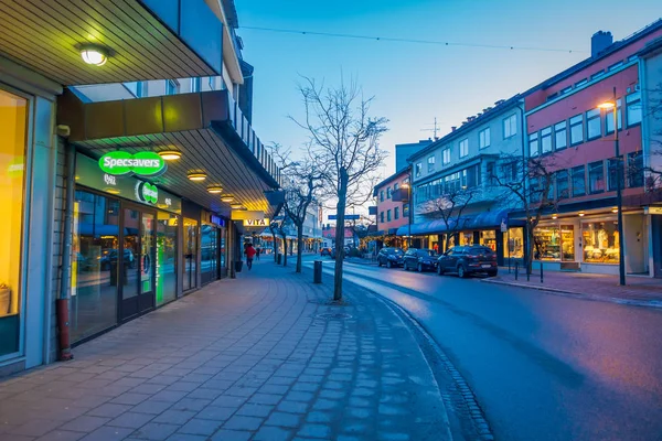 MOLDE, NORUEGA - 04 DE ABRIL DE 2018: Magnífica vista de edificios y calles típicas de Molde, Noruega. Estilo escandinavo de la arquitectura — Foto de Stock