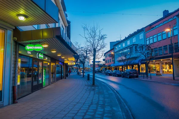 モルデ、ノルウェー - 2018 年 4 月 4 日: 建物およびノルウェーのモルデの典型的な通りの豪華な眺め。アーキテクチャの北欧スタイル — ストック写真